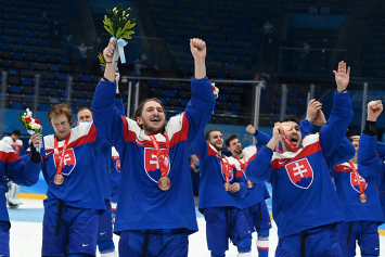 Обыграв в матче за бронзу шведов, сборная Словакии по хоккею впервые в истории стала призером ОИ