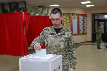 Бойцы внутренних войск голосуют на участках в Минском гарнизоне