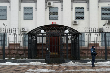Посольство России в Киеве начало эвакуировать сотрудников