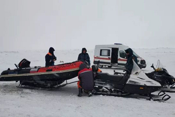 На юге Сахалина более 50 рыбаков уносит в море на льдине