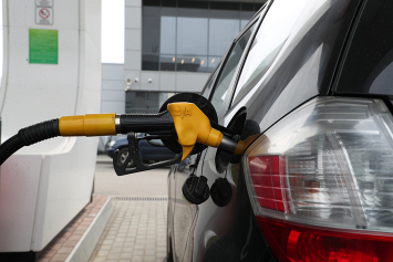 Цена на бензин в Европе пробила психологическую отметку в два евро