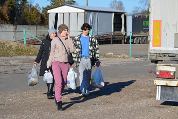 Посмотрели, как волонтеры помогают гражданам Украины, получившим временное убежище в нашей стране 