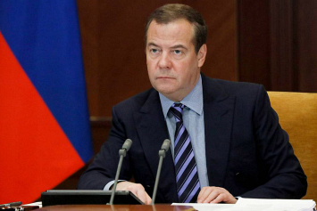 Медведев: отказ от доллара и евро как от основных мировых резервов не выглядит фантастической перспективой