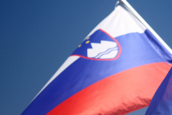 Посольство Словении в Киеве сняло флаг из-за сходства с российским триколором