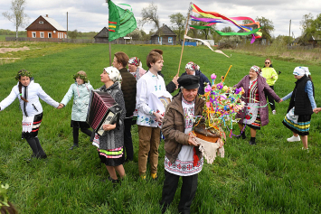 Познаем Беларусь: на Юрьев день украшали елку, пекли караваи и обливали друг друга водой