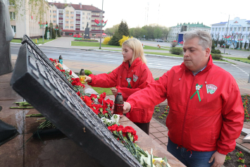 Более 120 Вечных огней загорелись по всей Беларуси в память о подвиге народа в годы ВОВ