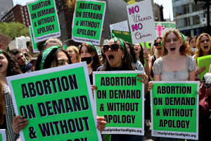 Американское общество столкнулось в битве за право на аборт. Причем тут выборы?