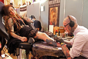 Жена бросила ненавидящего татуировки мужа и покрыла ими 96 процентов своего тела