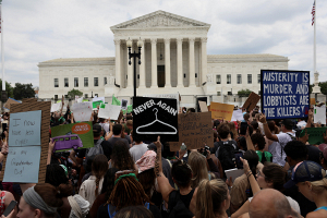 В США отменили федеральное постановление о праве на аборт. Что это значит?
