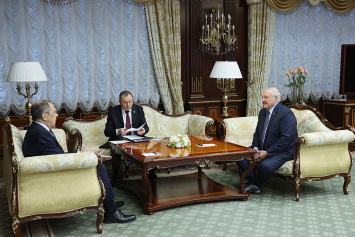Лукашенко обсудил с Лавровым безопасность в регионе: мы должны порох держать сухим