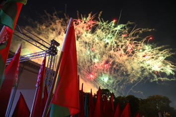 Видеофакт: праздничный фейерверк ко Дню Независимости Беларуси сняли с воздуха