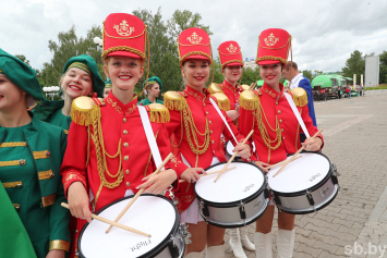 Фотофакт. Юные барабанщицы и мажоретки прошли марш-парадом по фестивальному Витебску