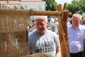 Фотофакт. Министр культуры посетил «город мастеров» на «Славянском базаре в Витебске»