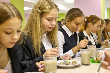 Директор комбината школьного питания Минска рассказала о стоимости завтрака и обеда в учреждениях образования