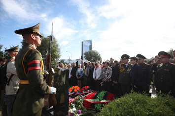 Гражданин Чехии в Минске возложил венок к могиле Героя Советского Союза, освобождавшего его страну