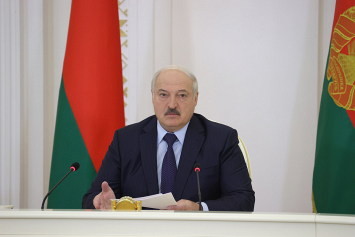 Лукашенко потребовал от чиновников оперативнее действовать в снижении цен на древесину для строительства жилья