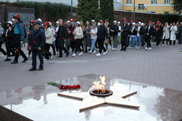 Фотофакт. Участники фестиваля «Молодежь — за Союзное государство» возложили цветы к Вечному огню в Смоленске