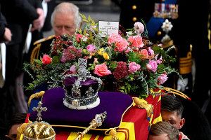 Слезы короля Карла III, свадебный гимн и смеющийся Байден: как в Великобритании прошли похороны Елизаветы II