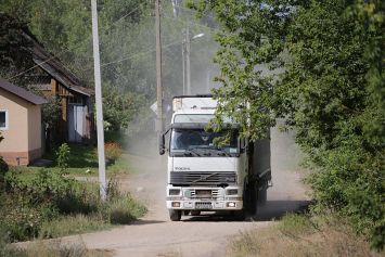 Пыль от дороги доставляет неудобства жителям деревни Белыничского района. Можно ли решить проблему?