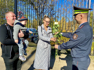 Фотофакт. Инспекторы ГАИ Заводского района столицы поздравили женщин с Днем матери