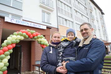 В агрогородке Полыковичи Могилевского района ввели в строй многоквартирный дом. Ключи получили 80 семей