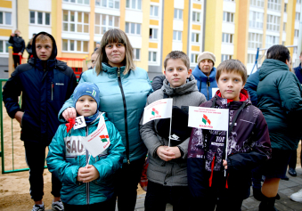 В канун 7 ноября в Климовичах ключи от новых квартир получили десять многодетных семей