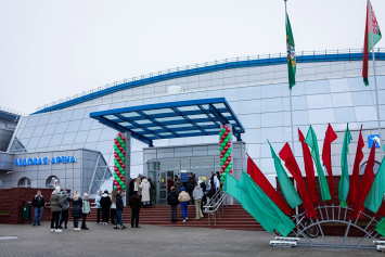 В подарок к 7 ноября в Жлобине открыли новую ледовую арену