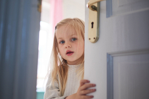 Что делать, если ребенок не вовремя оказался на пороге родительской спальни? Отвечает психолог