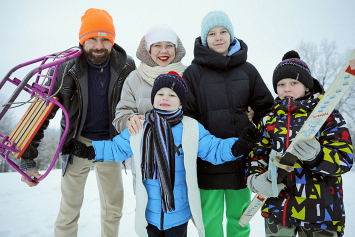 Узнайте, какие семейные новогодние традиции передают своим детям Денис и Светлана Буевич из Витебского района