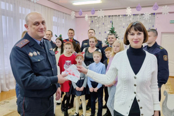 Лидские правоохранители подарили праздник воспитанникам районного социально-педагогического центра