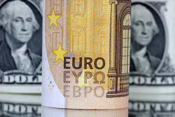 На торгах 17 марта российский рубль подешевел, доллар, евро и юань подорожали
