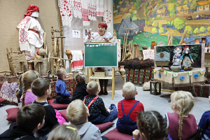 В Чаусах сотрудники музея проводят для детей игры-спектакли «на мове». Вместо зрительских кресел – подушки