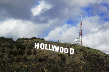 Киностудии Голливуда начинают приостанавливать выплаты сценаристам из-за забастовки