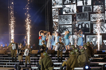 В Минске вечером 9 мая состоялся праздничный концерт «Песни мира на войне»