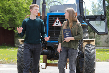 Выпускники школы в агрогородке Верейки получат права на управление трактором вместе с аттестатом