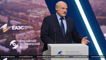 Лукашенко: Россия рискнула бросить вызов однополярному миру и может стать очень сильным локомотивом и в ШОС, и в БРИКС