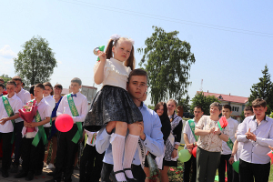Душевный и трогательный репортаж о том, как прошел последний звонок в сельской школе Хойникского района
