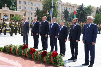 Фотофакт. Министры иностранных дел государств – участников ОДКБ возложили цветы к монументу Победы в Минске