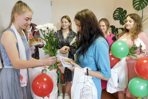 В Бобруйске активисты «Белой Руси» поздравили мам детей, появившихся на свет в День Независимости