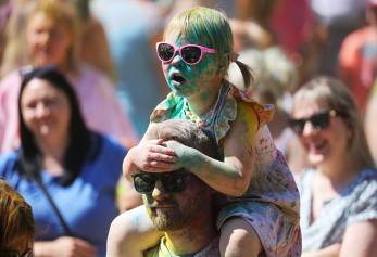 Фотофакт. В Витебске проходит праздник семейного отдыха COLOR FEST