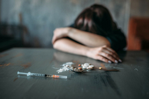 Как понять, что подросток употребляет наркотики, и куда обращаться за помощью