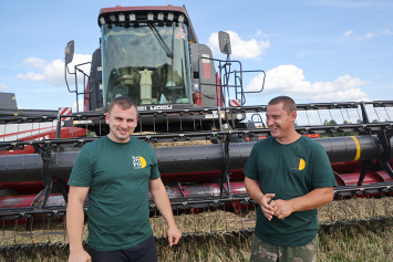 Восемь экипажей ЗАО «Агрокомбинат «Заря» убирают яровой ячмень в полях Чаусского района