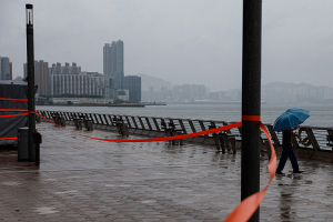 В Гонконге и Гуандуне отменены рейсы и закрываются предприятия из-за тайфуна «Саола»
