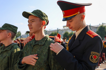 В Минском суворовском военном училище посвятили первокурсников 