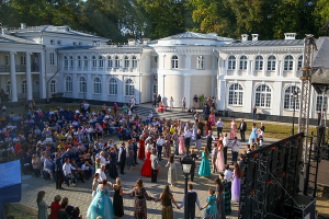 Бал во дворце, пять тысяч посетителей и опера под открытым небом — в Жиличах отметили юбилей дворца Булгаков