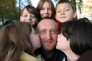 Многодетный папа-тракторист из Полоцкого района один растит пятерых детей