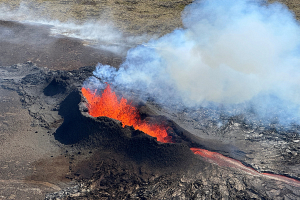 Потоки лавы извергаются из вулкана Ключевская Сопка на Камчатке