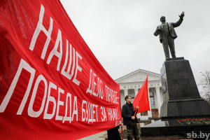 В Витебске на митинге возле памятника Ленину приняли новых членов Компартии