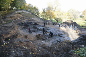 Археологи обнаружили части укреплений древнего города на берегах реки Менки
