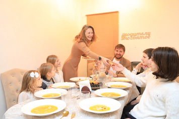 Николай и Елена Цукановы растят шестерых детей. Супруги рассказали, почему большая семья – это счастье